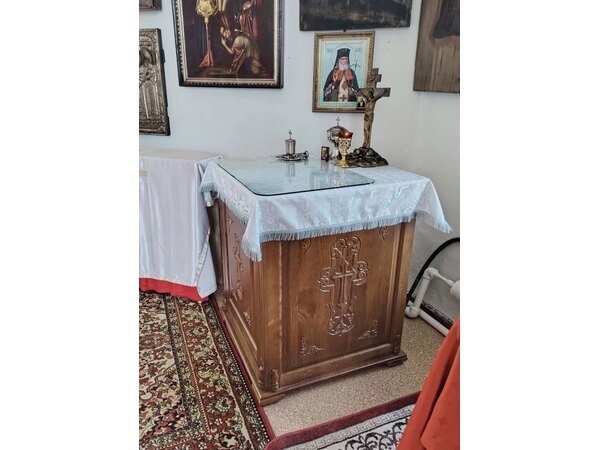 Православный жертвенник с дверкой, резной крест из дерева, фото 